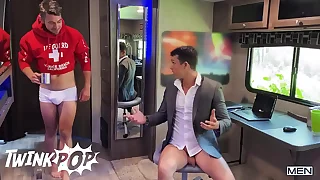 Sneaky Dante Colle Gets Extra Horny While His Boyfriend Nic Sahara Gives An Go after For A Job - TWINKPOP