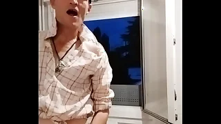 Streaptease collant batifole à la fénetre